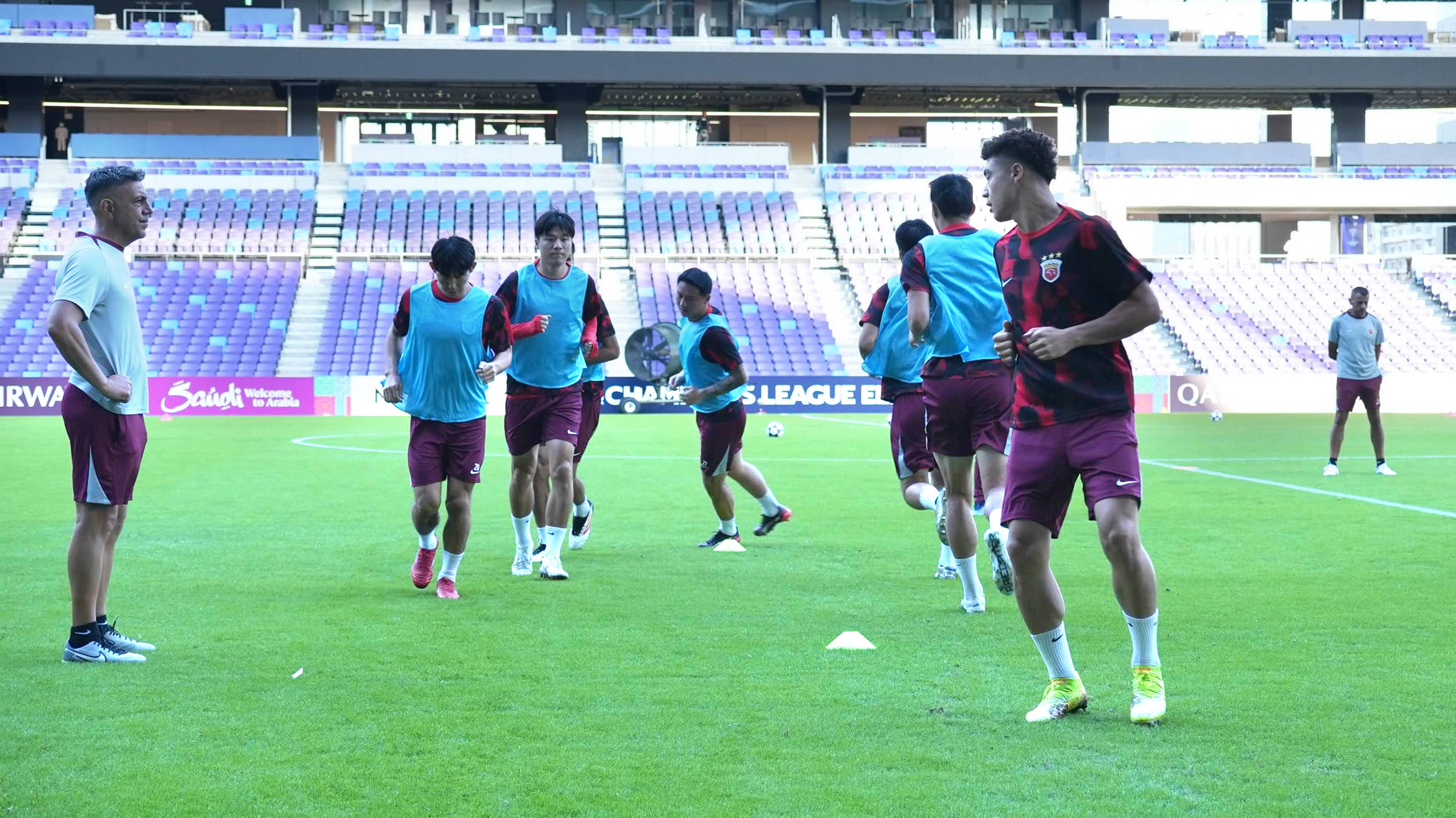 包含赛前德甲焦点战，上海海港复出首秀，管理层满意，控场能力受关注的词条