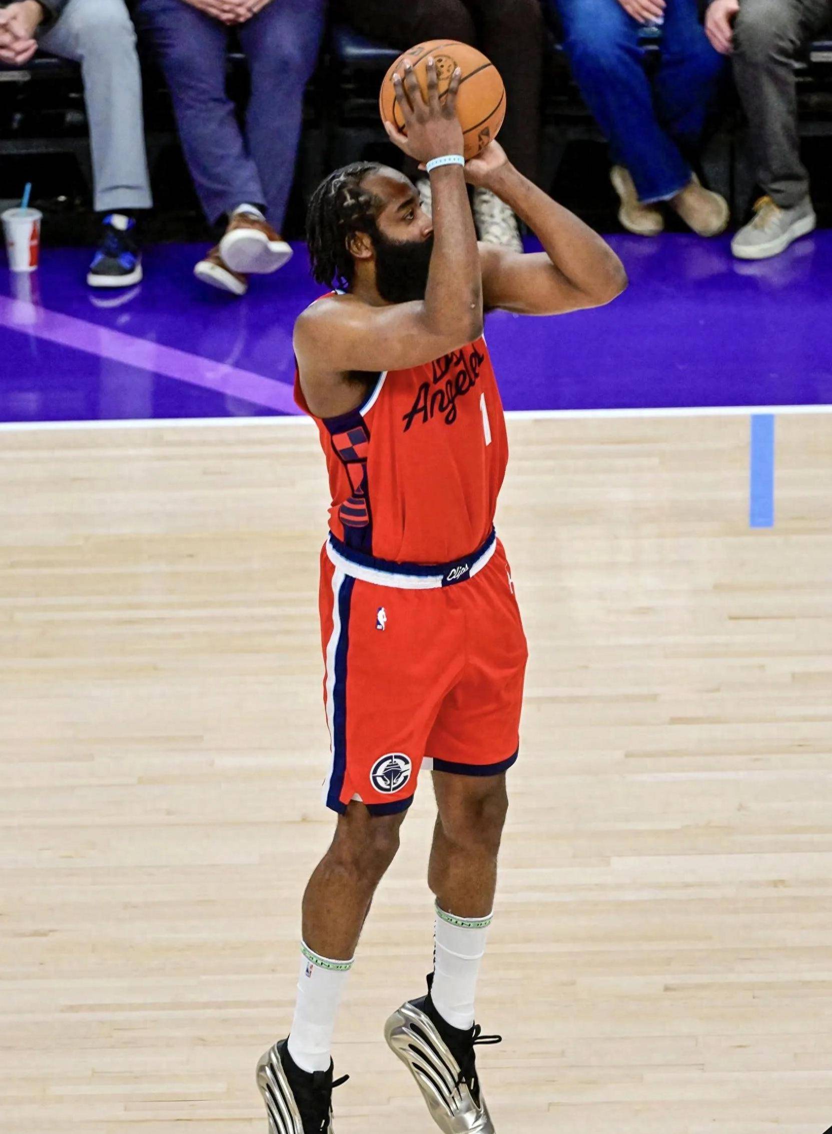 包含国际比赛日山东泰山备战NBA常规赛；外线爆发细节曝光；话题不断；赛季目标并未改变的词条