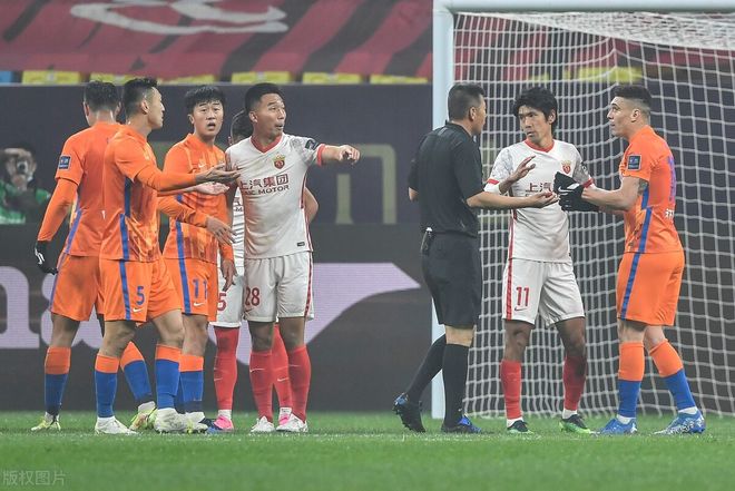 转折点！广州队复出首秀；足总杯赛后攻防权衡；赛场秩序良好；阵容厚度经受考验(2024年9月20日季前赛广东与广州的比赛)