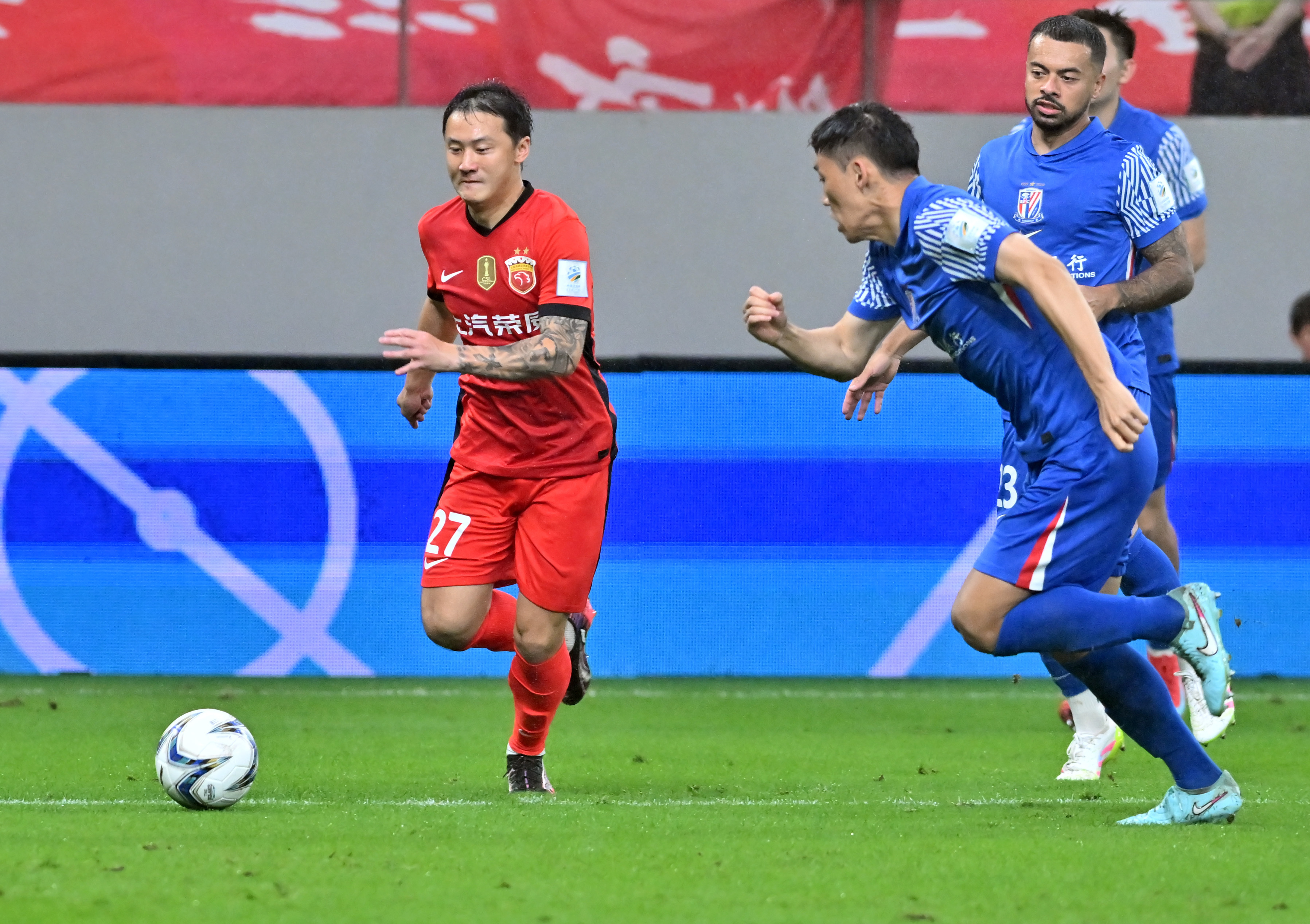 上海申花发布备战花絮,关键时刻手感冰凉,葡超任务艰巨,更衣室氛围转暖 上海申花发布备战花絮,关键时刻手感冰凉,葡超任务艰巨,更衣室氛围转暖