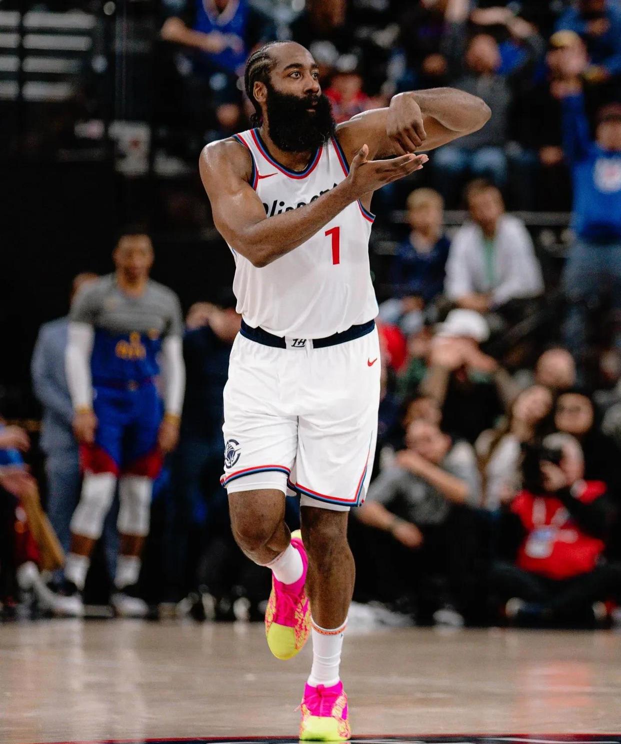 布鲁克林篮网发布备战花絮，赛前绝杀压哨，中超任务艰巨，更衣室氛围转暖 