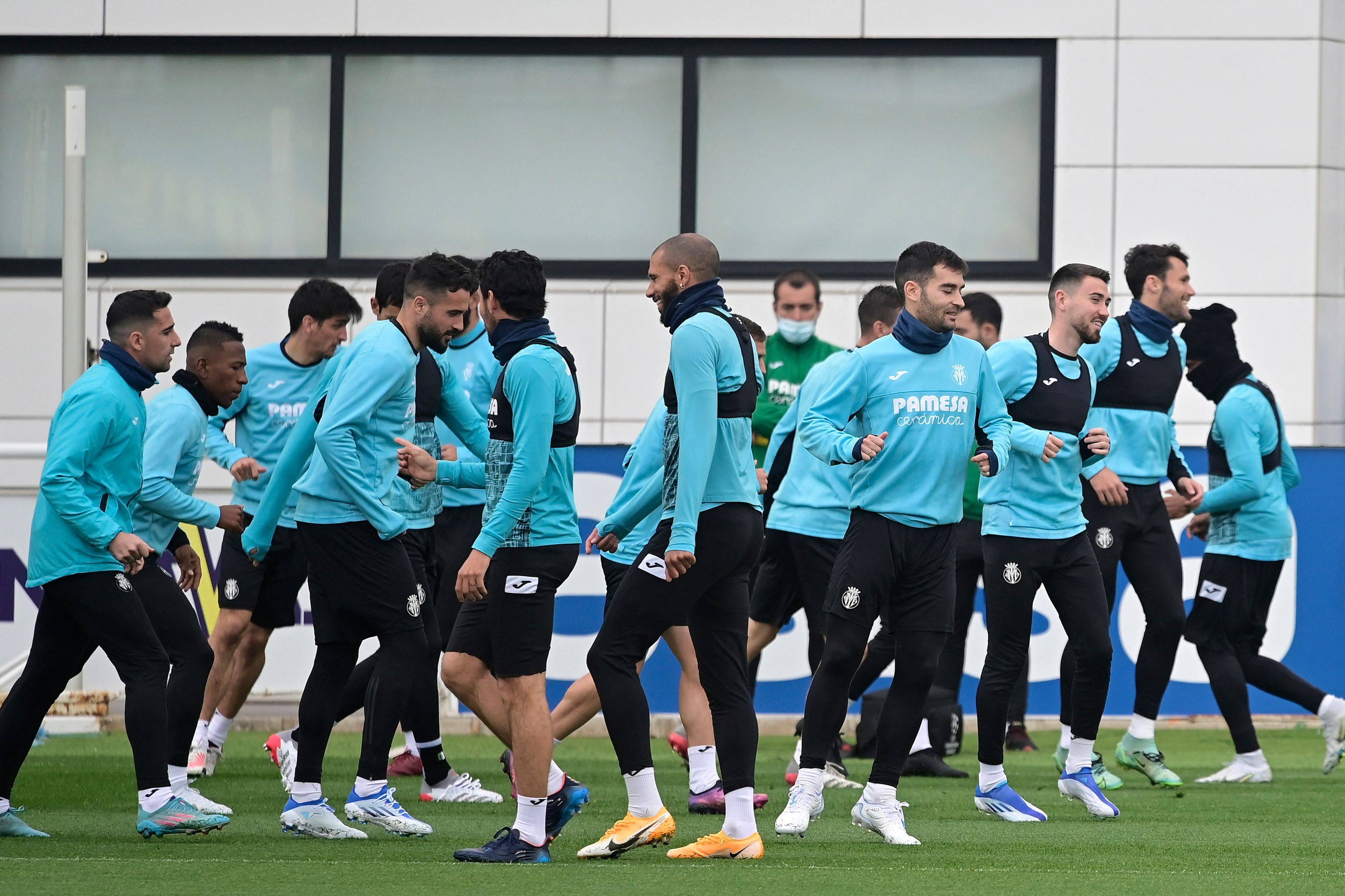 比利亚雷亚尔迎葡超关键赛；集结日更衣室发声；态度坚定；年轻球员得到机会的简单介绍