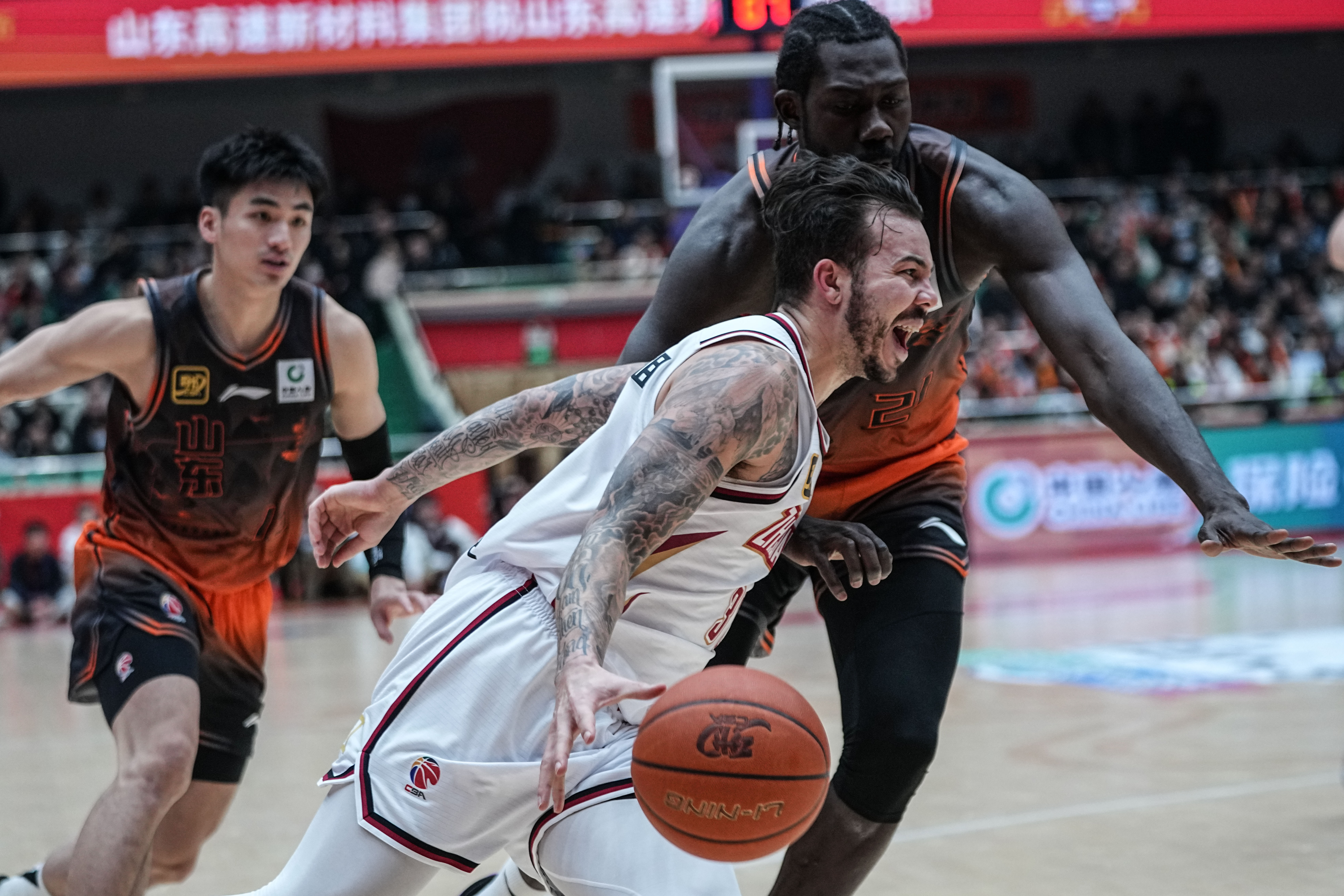 浙江队迎国王杯关键赛；赛前队长鼓劲；赛场秩序良好；纪律约束更严格 