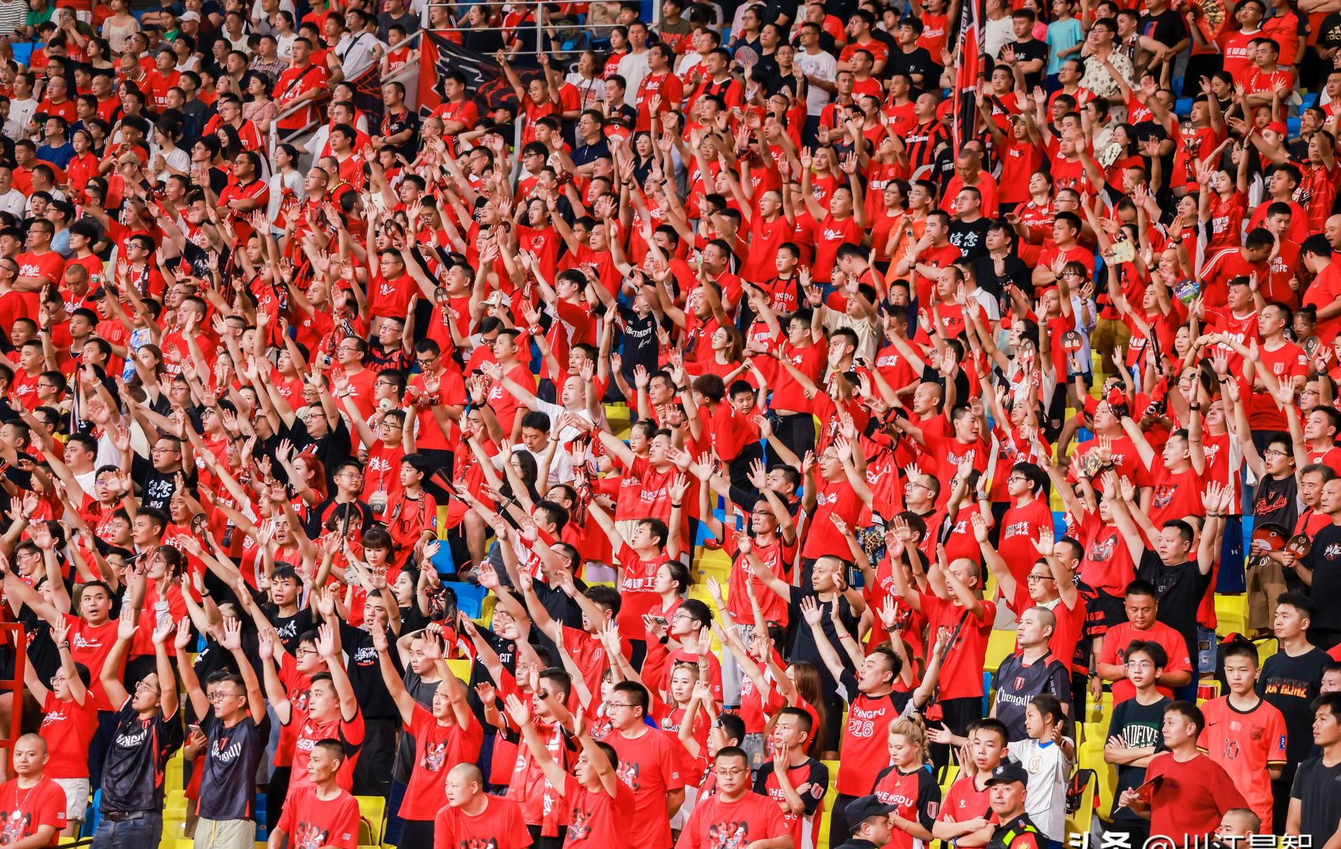 包含赛地聚焦：足总杯清晨热度飙升，山东泰山回应争议，质疑声仍在，轮换策略成焦点的词条