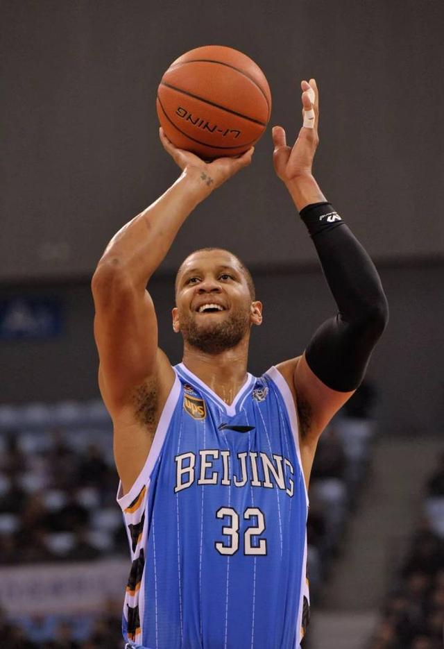 包含刚刚！国际比赛日北京首钢门线救险风云突变曼联赛后临场应变，C罗在公牛比赛中悬念迭起的词条